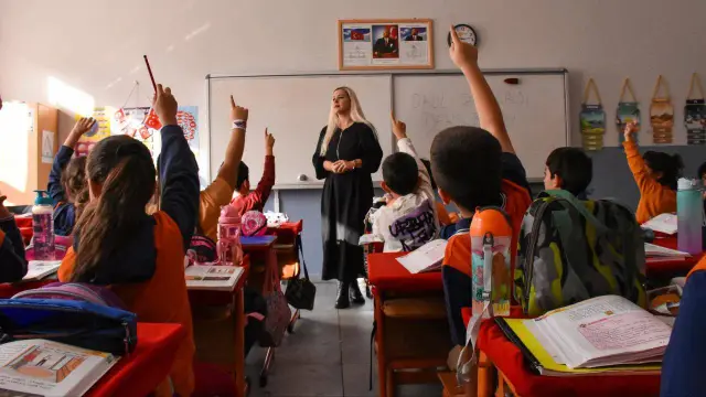 محكمة نيفشهير الإدارية تقضي بصرف أجر 18 ساعة إضافية أسبوعيا لمعلم
