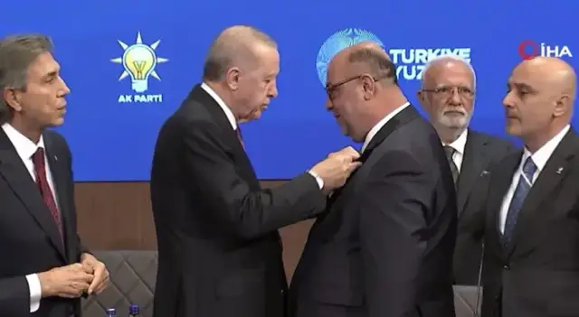 9 mayors join AK Party as Erdoğan pins badges
