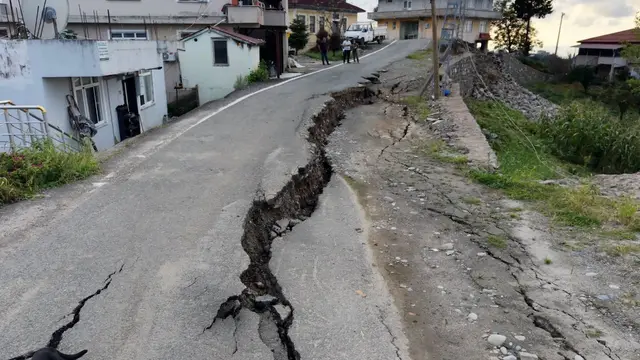 Road collapses by approximately 60 centimetres in Rize's İyidere district