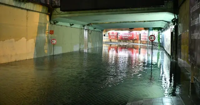 Heavy rain hits Istanbul, causing floods and landslides