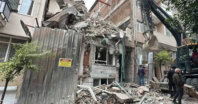 Building collapses during demolition in Beşiktaş, adjacent apartment evacuated