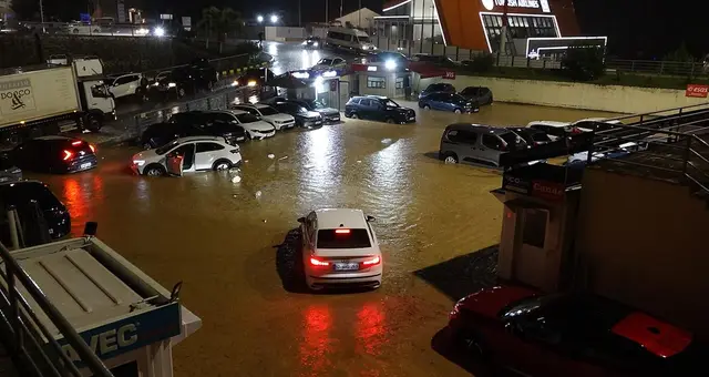Heavy rain disrupts transport in Trabzon, yellow-code warning issued for four provinces